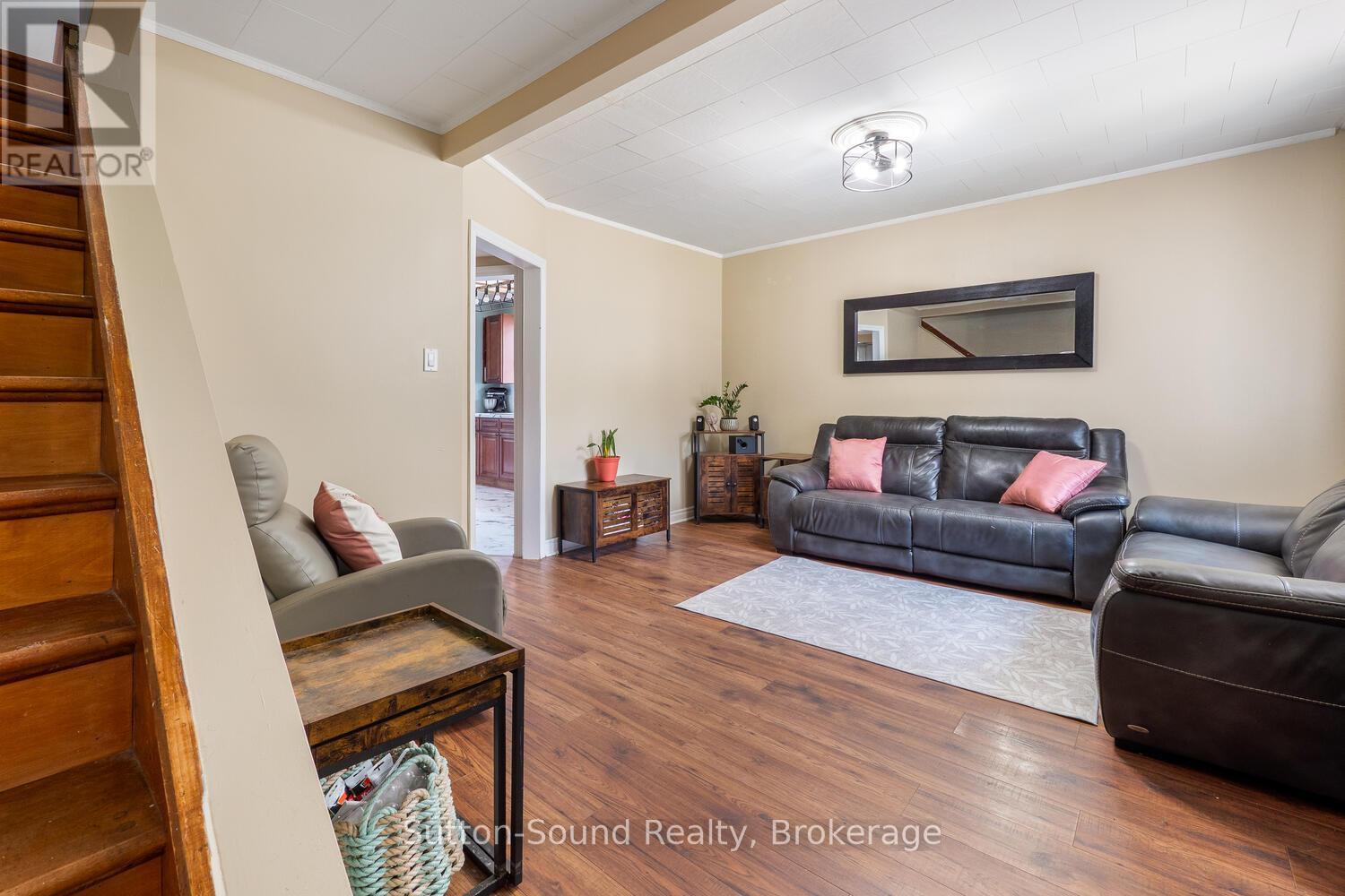 1139 4Th Avenue W, Owen Sound, ON - Indoor Photo Showing Living Room