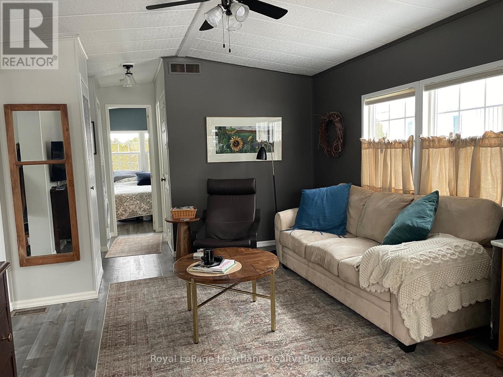 24 Rowan Rd - 77307 Bluewater Highway, Bluewater (Bayfield), ON - Indoor Photo Showing Living Room