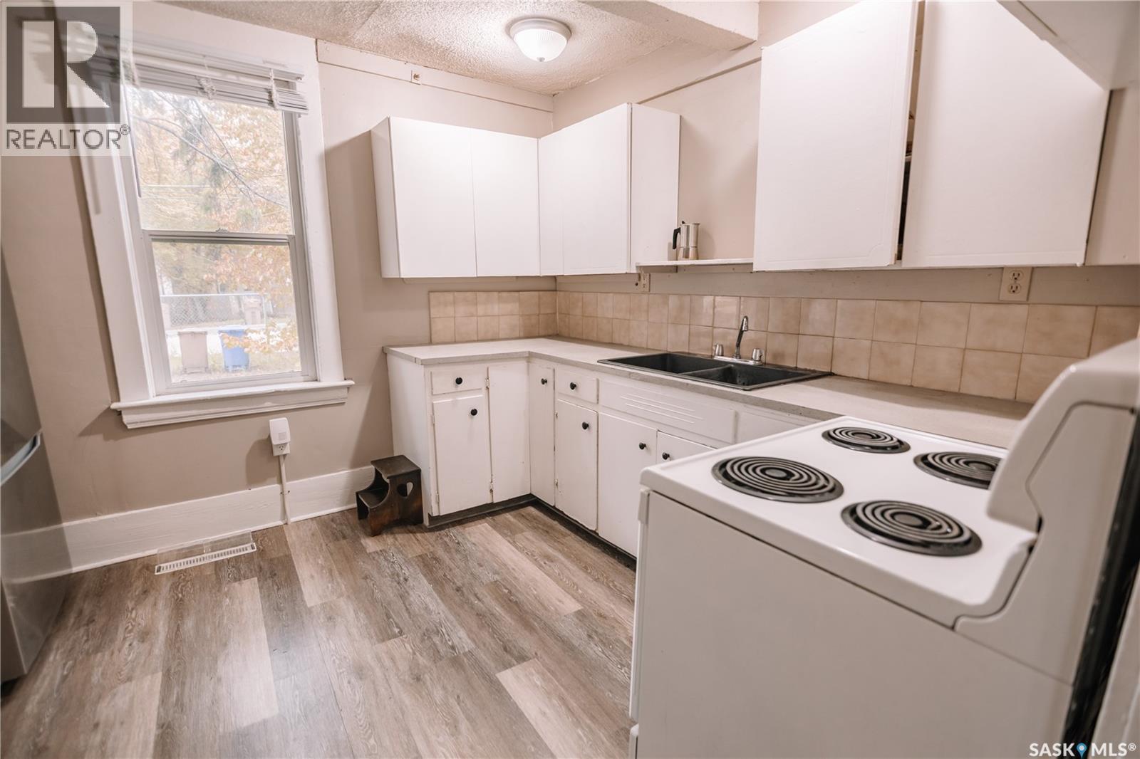1932 Quebec Street, Regina, SK - Indoor Photo Showing Kitchen With Double Sink