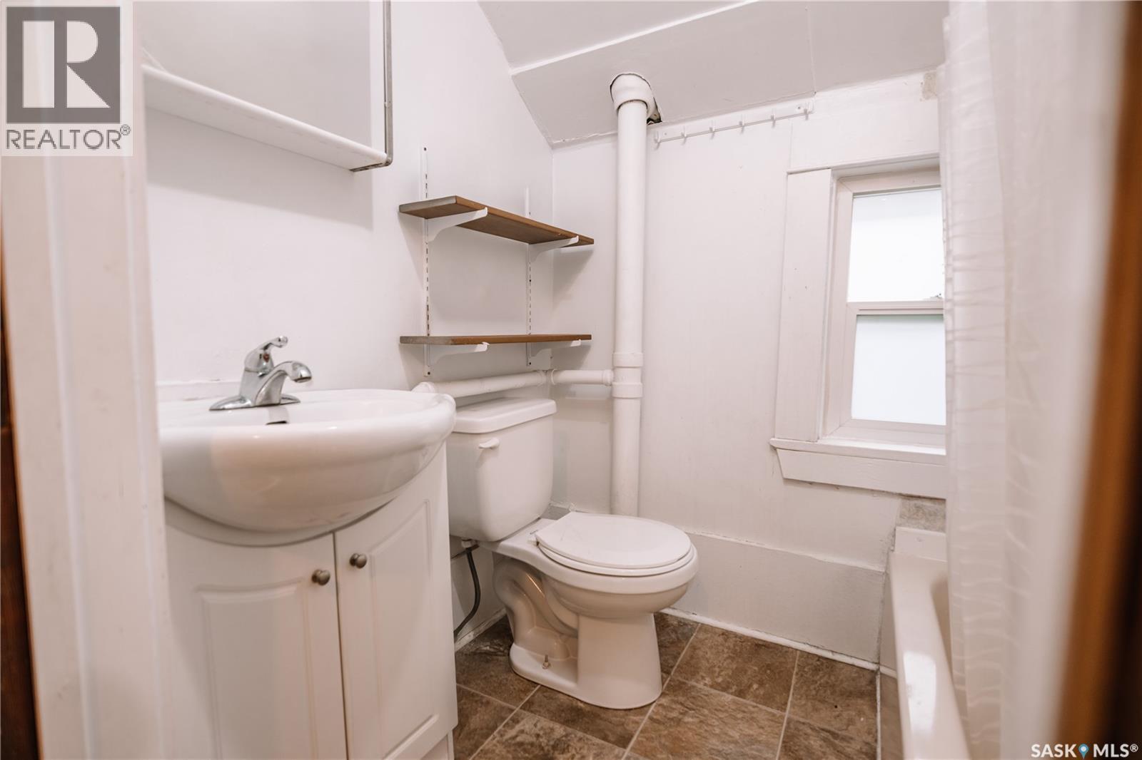1932 Quebec Street, Regina, SK - Indoor Photo Showing Bathroom