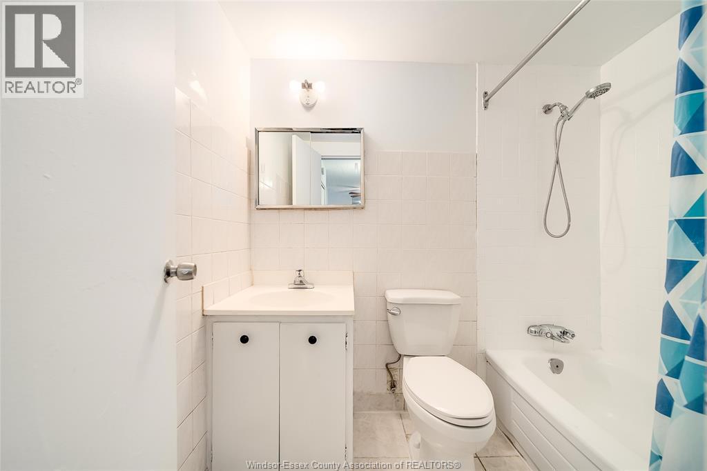 6613 Thornberry Crescent, Windsor, ON - Indoor Photo Showing Bathroom