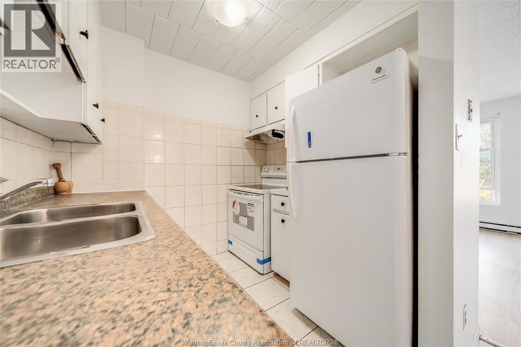 6613 Thornberry Crescent, Windsor, ON - Indoor Photo Showing Kitchen With Double Sink