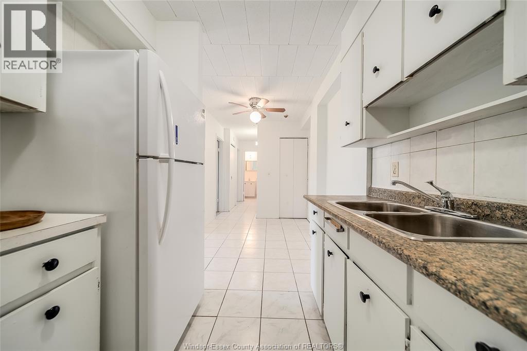 6613 Thornberry Crescent, Windsor, ON - Indoor Photo Showing Kitchen With Double Sink