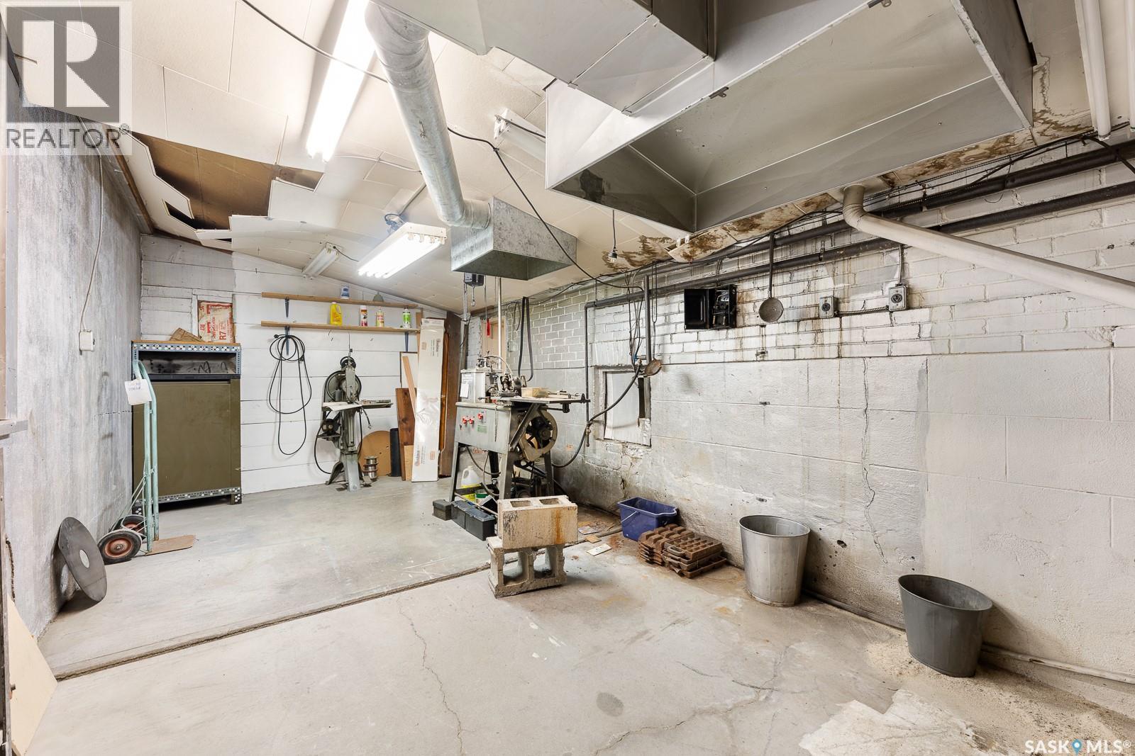 1200 Victoria Avenue, Regina, SK - Indoor