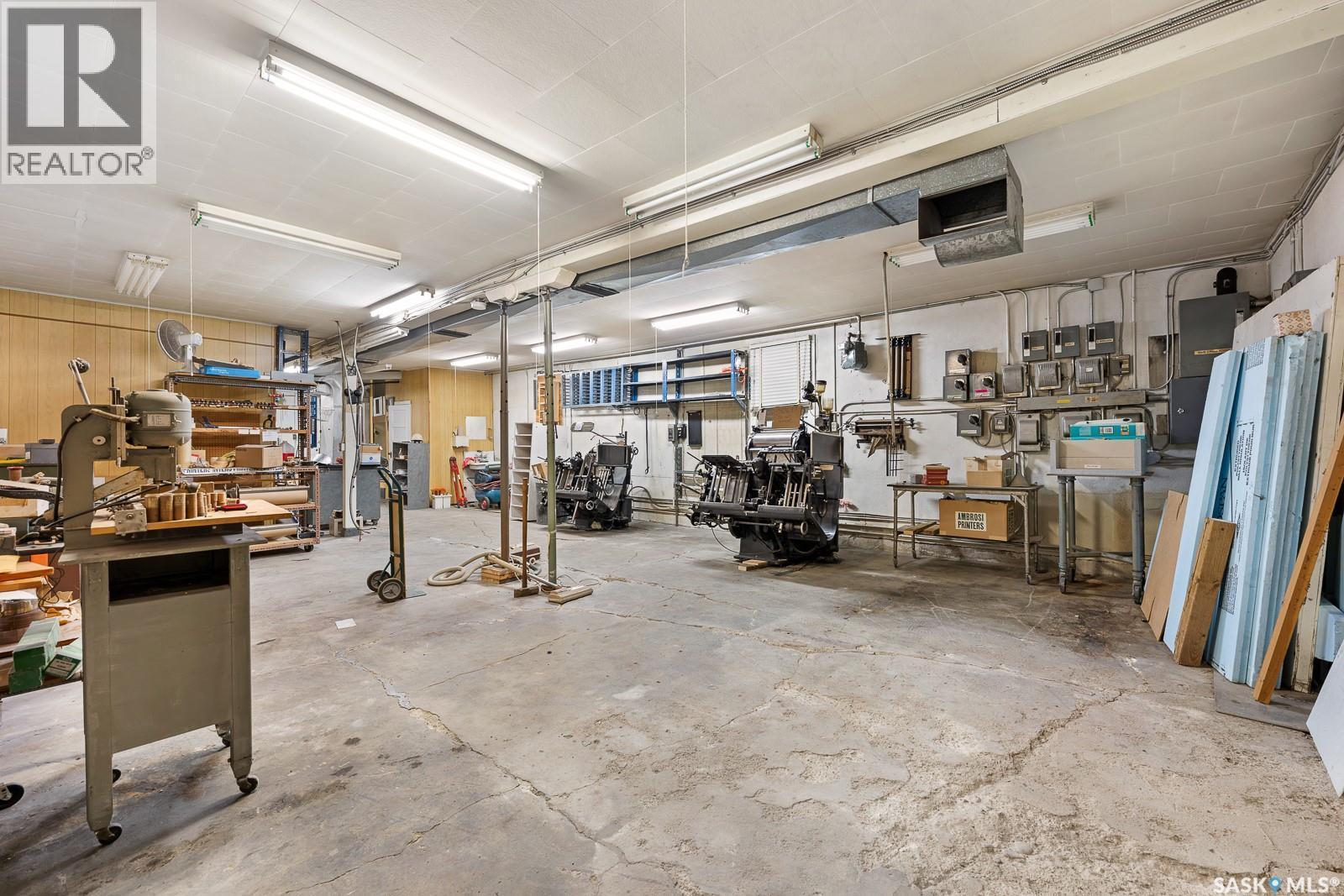 1200 Victoria Avenue, Regina, SK - Indoor Photo Showing Garage