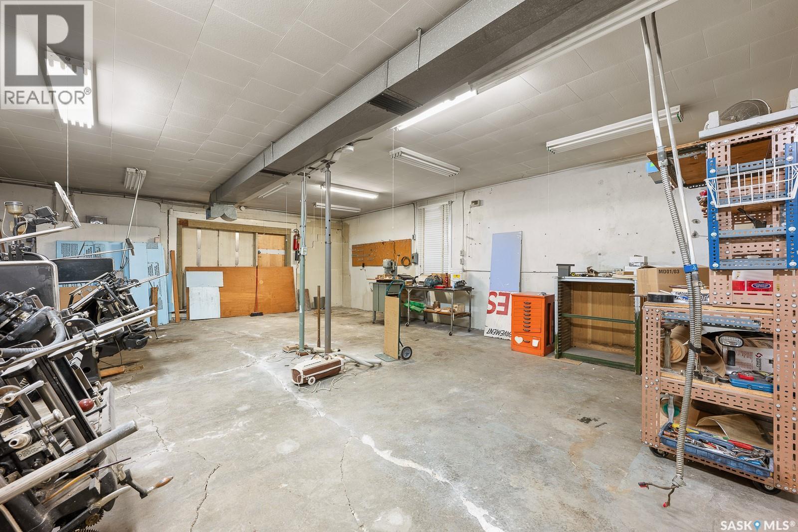 1200 Victoria Avenue, Regina, SK - Indoor Photo Showing Garage