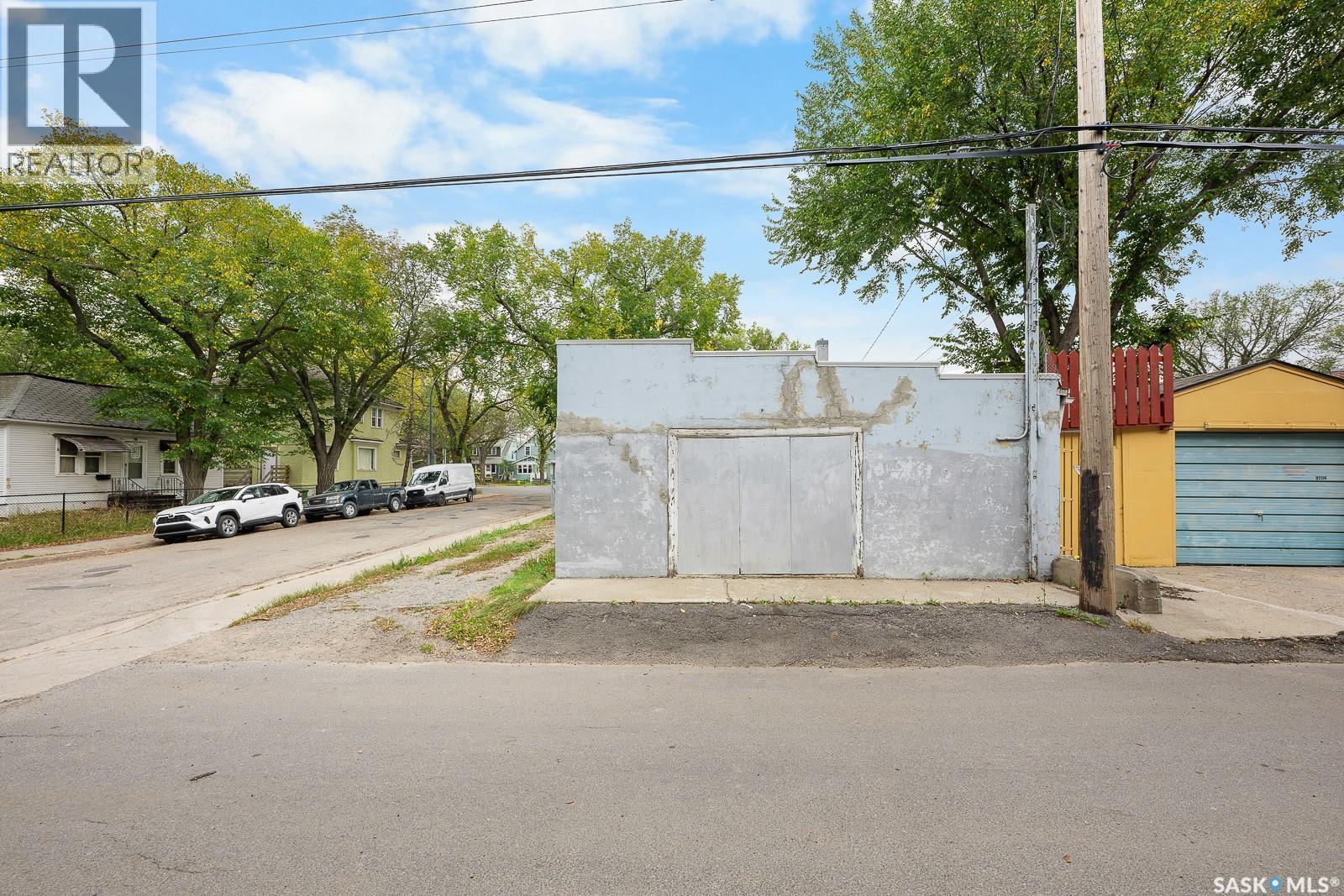 1200 Victoria Avenue, Regina, SK - Outdoor