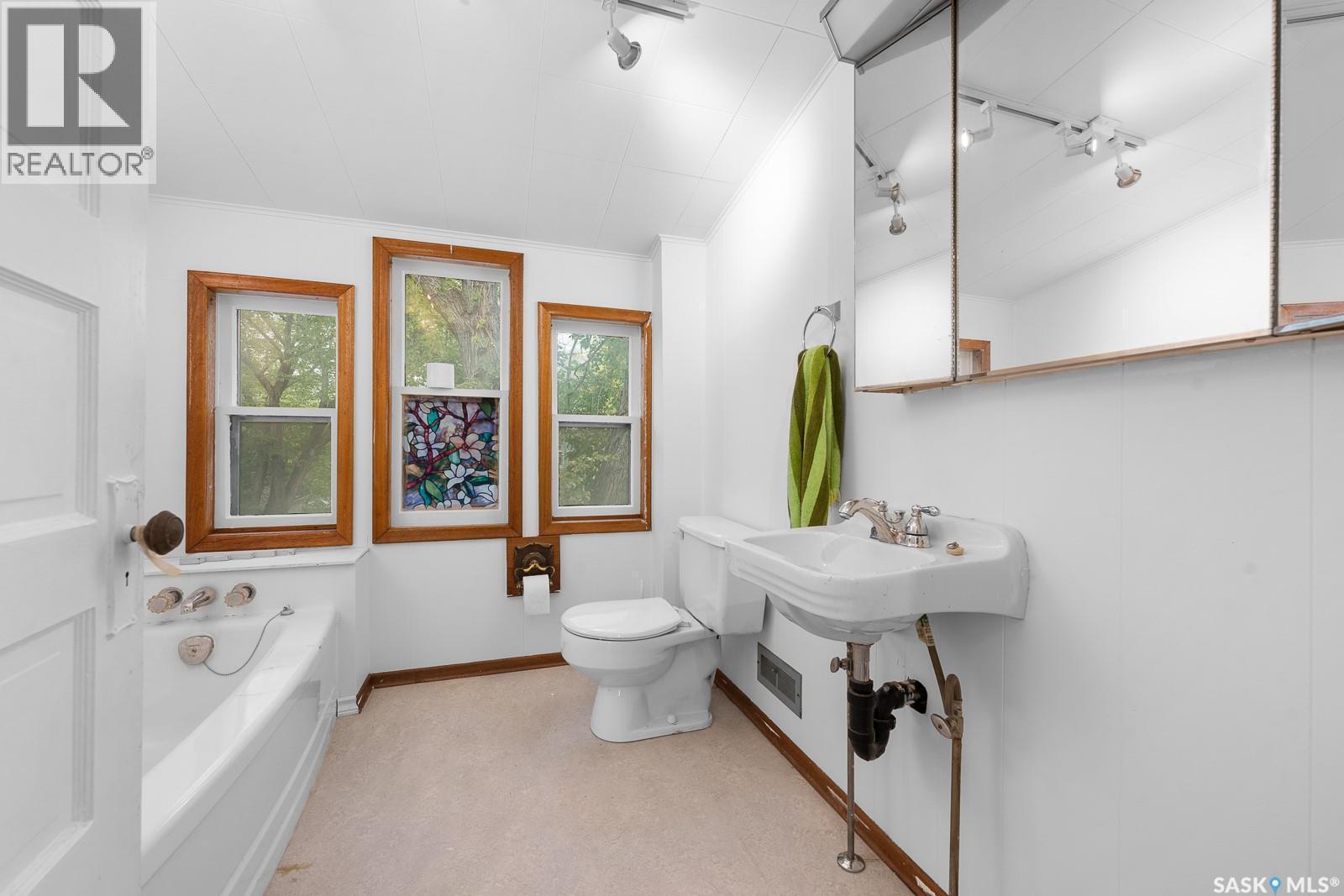 1200 Victoria Avenue, Regina, SK - Indoor Photo Showing Bathroom
