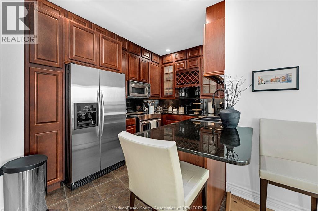 1225 Riverside Drive Unit# 404, Windsor, ON - Indoor Photo Showing Kitchen