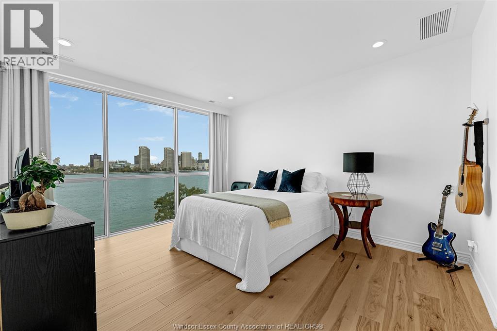 1225 Riverside Drive Unit# 404, Windsor, ON - Indoor Photo Showing Bedroom
