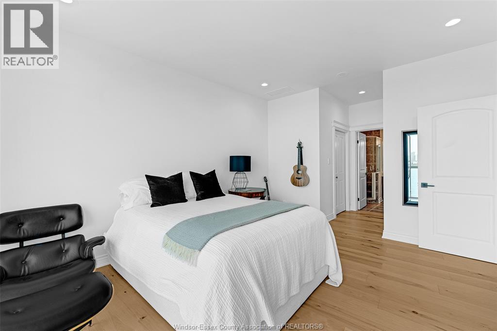 1225 Riverside Drive Unit# 404, Windsor, ON - Indoor Photo Showing Bedroom