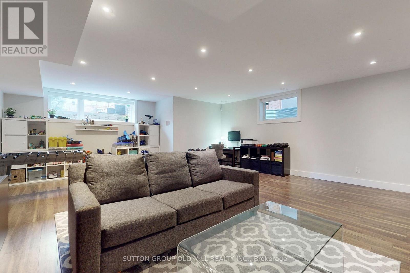 1086 Gardner Avenue, Mississauga, ON - Indoor Photo Showing Living Room