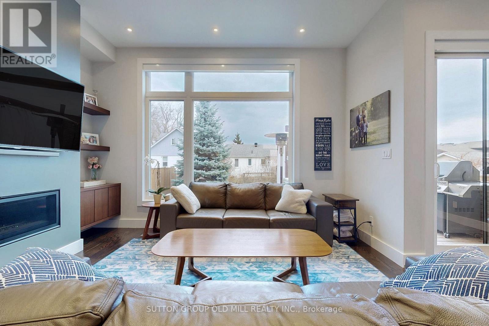 1086 Gardner Avenue, Mississauga, ON - Indoor Photo Showing Living Room With Fireplace