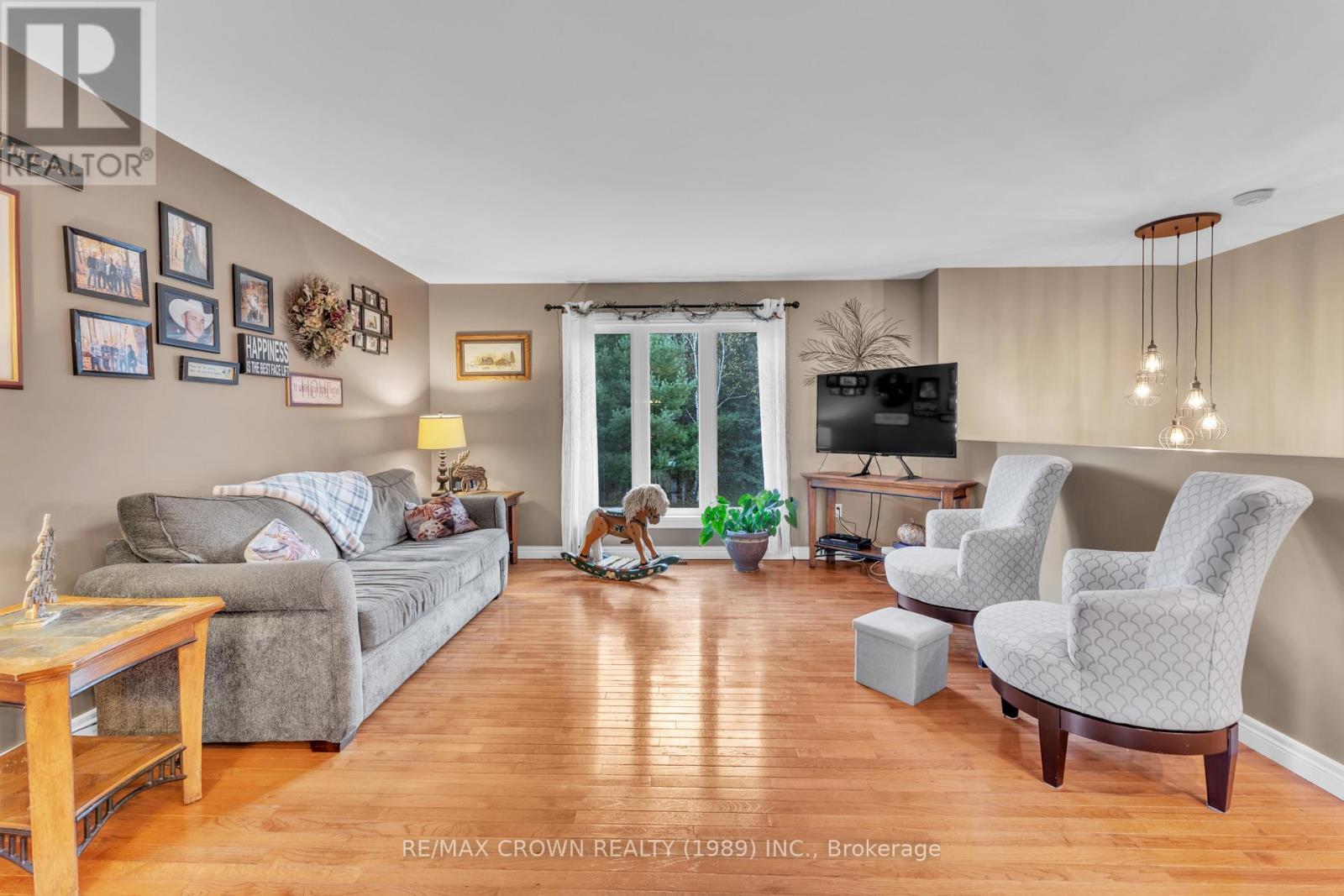65 Byers Road, Callander, ON - Indoor Photo Showing Living Room