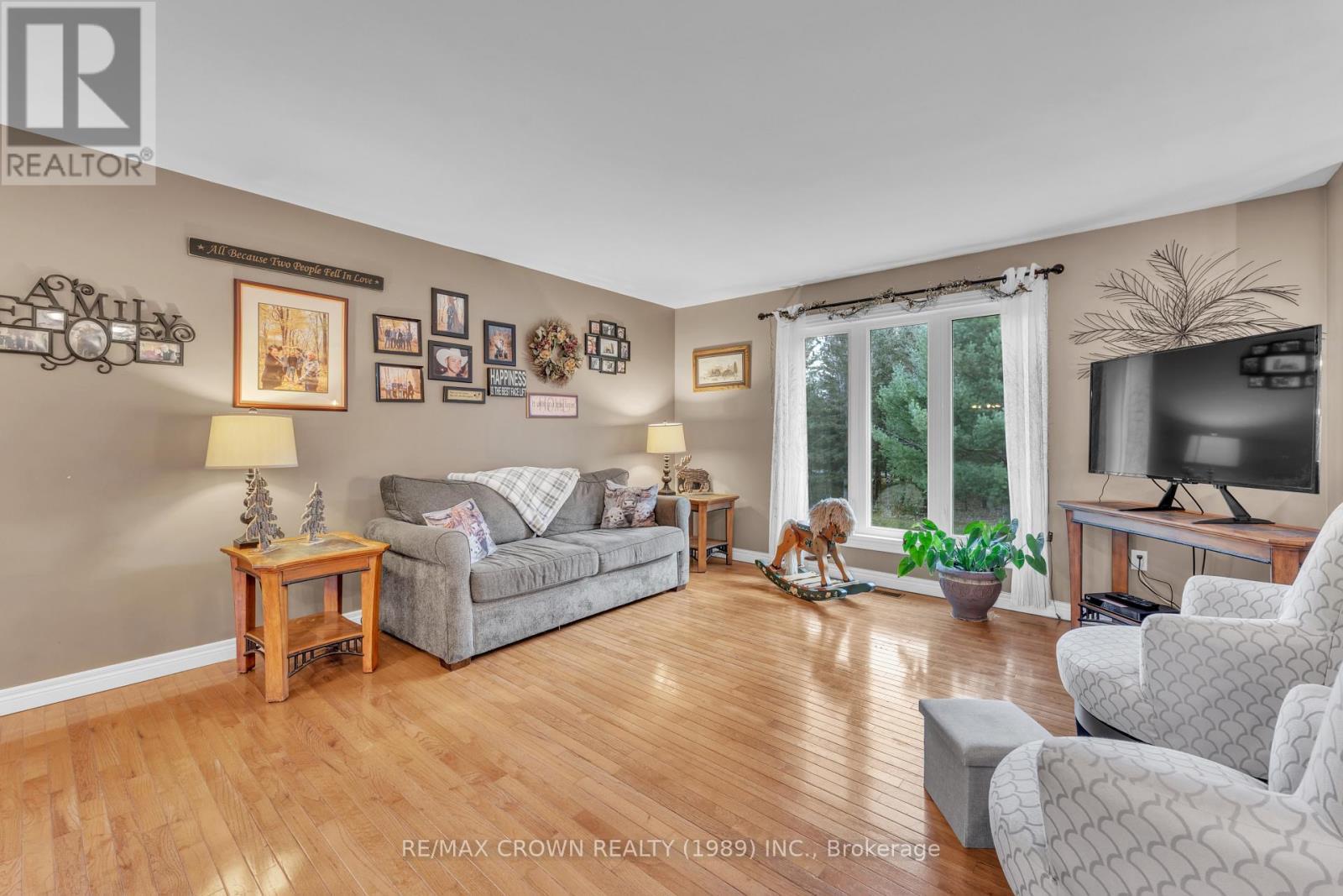 65 Byers Road, Callander, ON - Indoor Photo Showing Living Room