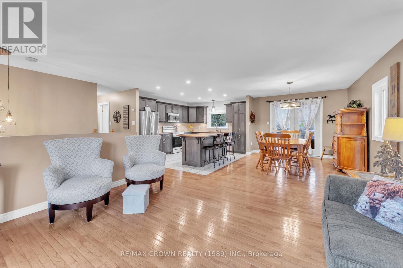65 Byers Road, Callander, ON - Indoor Photo Showing Living Room