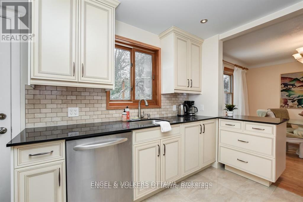 139 Goulburn Avenue, Ottawa, ON - Indoor Photo Showing Kitchen