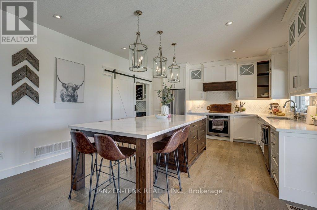 8476 Imperial Road S, Malahide, ON - Indoor Photo Showing Kitchen With Upgraded Kitchen