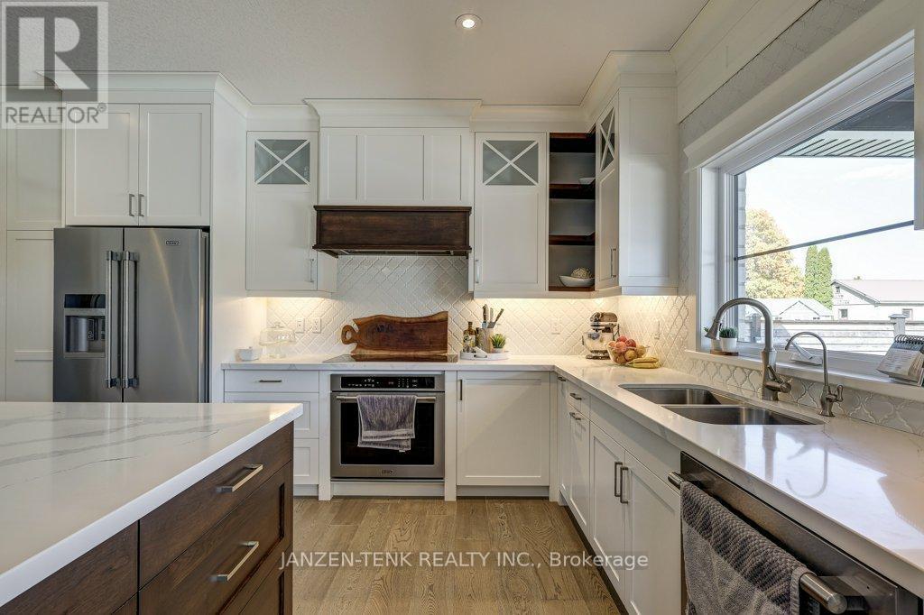 8476 Imperial Road S, Malahide, ON - Indoor Photo Showing Kitchen With Double Sink With Upgraded Kitchen