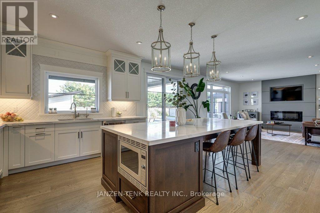 8476 Imperial Road S, Malahide, ON - Indoor Photo Showing Kitchen With Upgraded Kitchen
