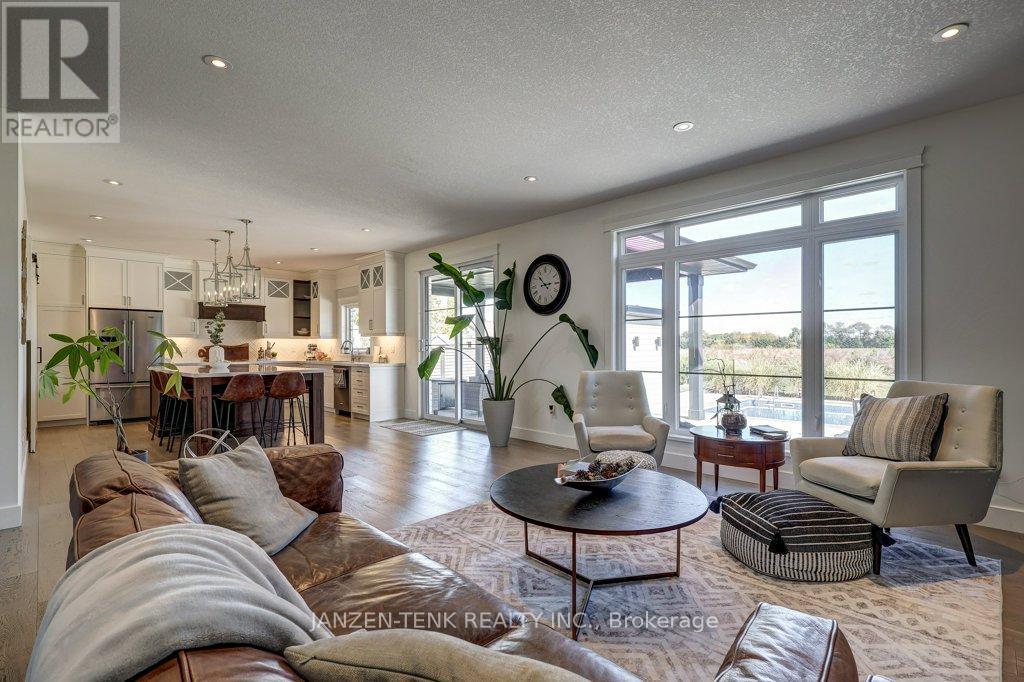 8476 Imperial Road S, Malahide, ON - Indoor Photo Showing Living Room