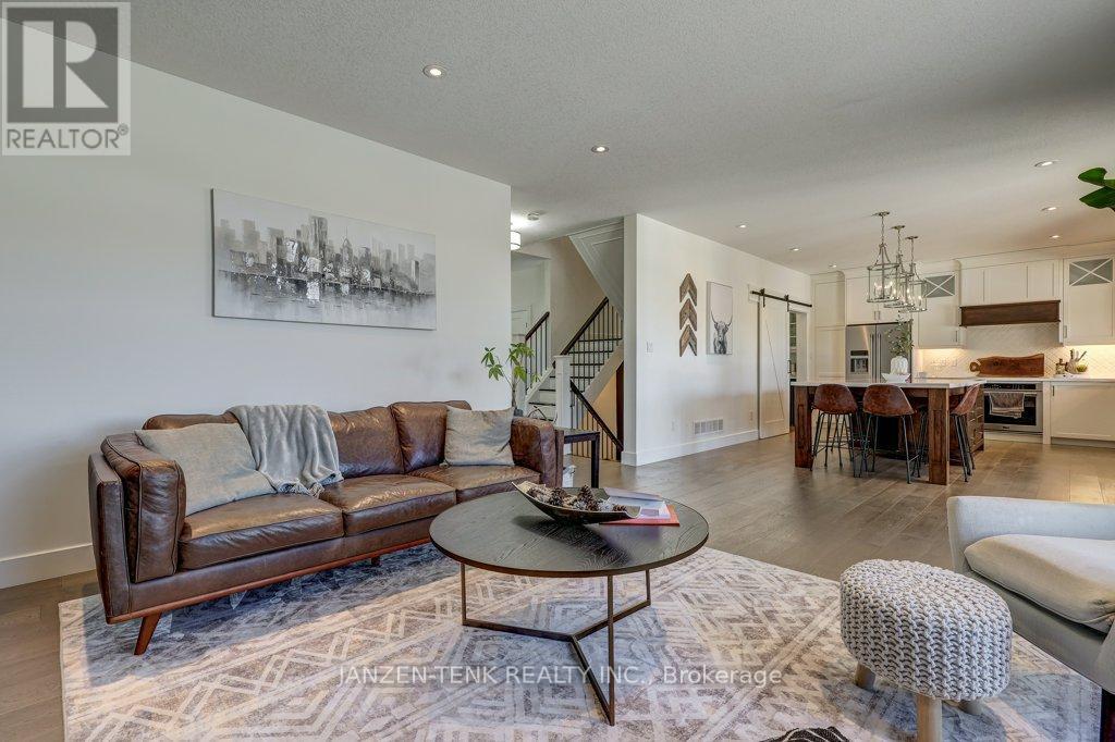 8476 Imperial Road S, Malahide, ON - Indoor Photo Showing Living Room