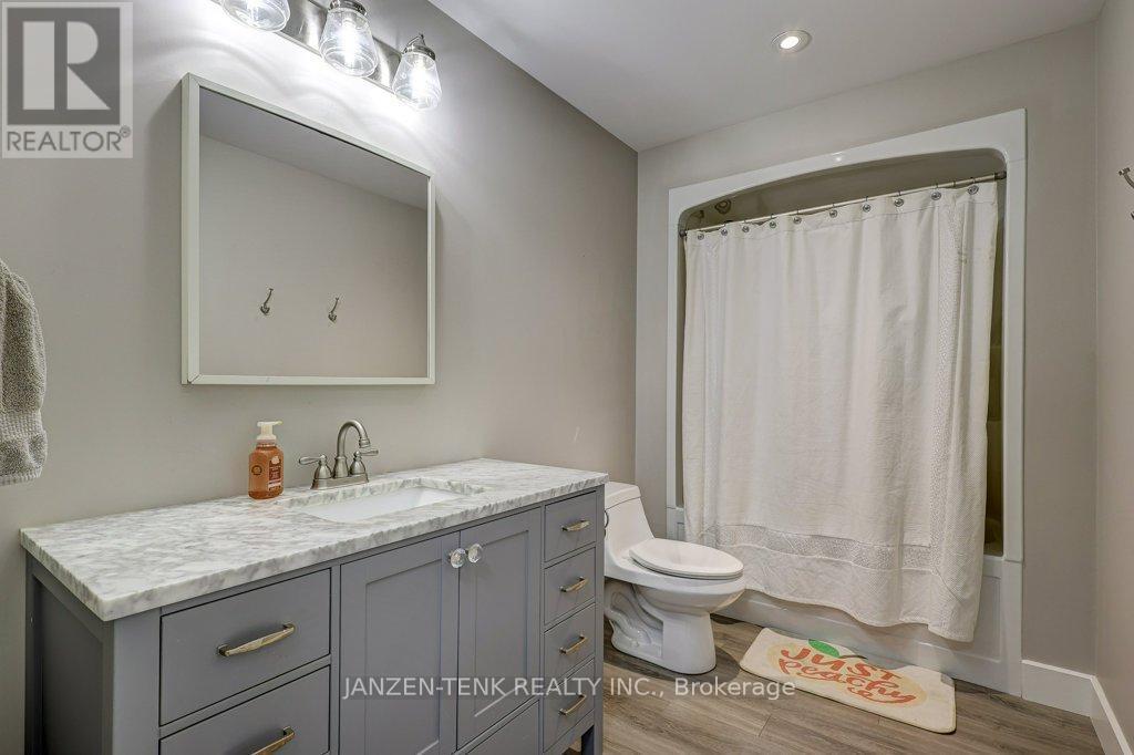 8476 Imperial Road S, Malahide, ON - Indoor Photo Showing Bathroom