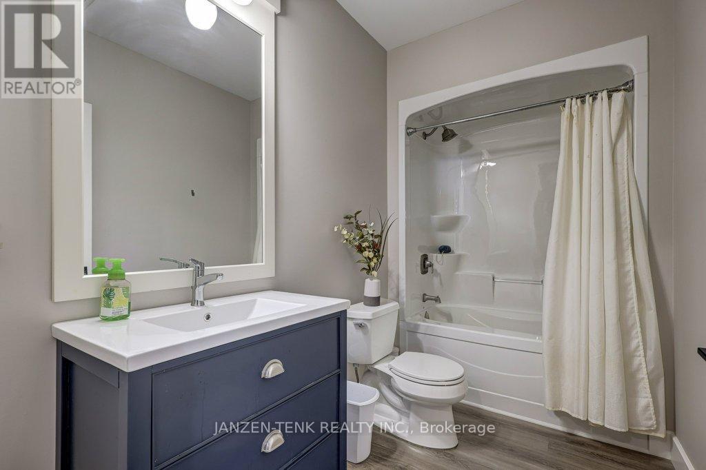 8476 Imperial Road S, Malahide, ON - Indoor Photo Showing Bathroom