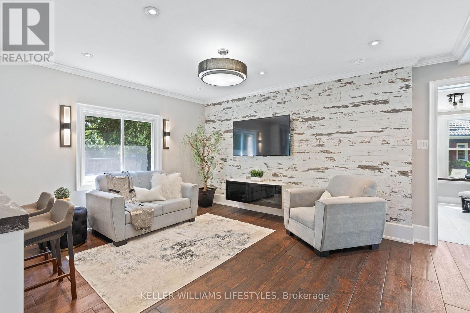 515 Jarvis Street, London South (South C), ON - Indoor Photo Showing Living Room With Fireplace