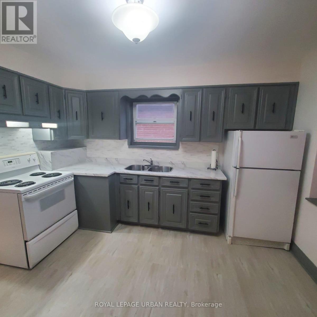 304 Linsmore Crescent, Toronto, ON - Indoor Photo Showing Kitchen With Double Sink