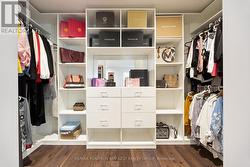 WALK IN CLOSET -