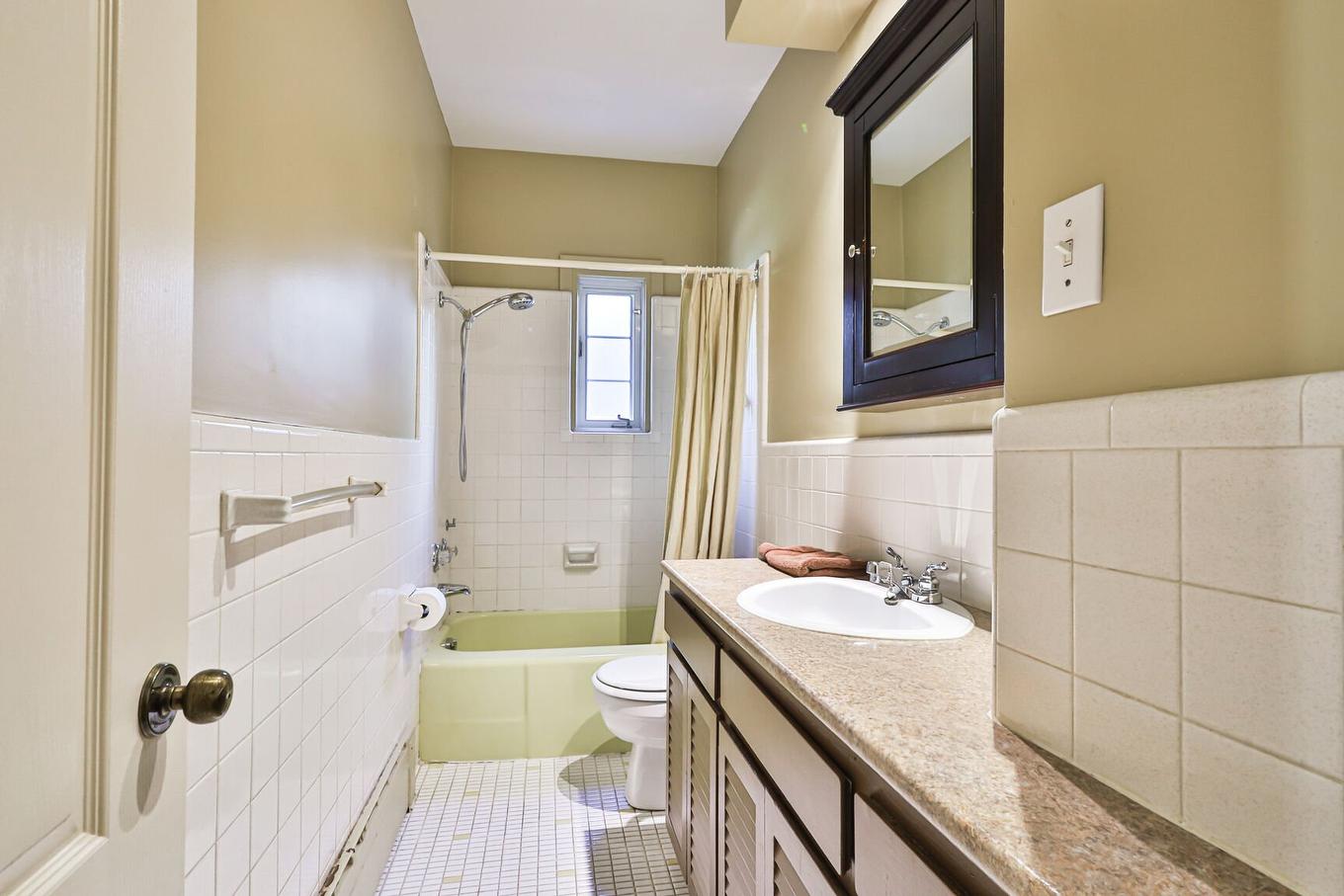 Salle de bains - 10737 Av. Vianney, Montréal (Ahuntsic-Cartierville), QC - Indoor Photo Showing Bathroom