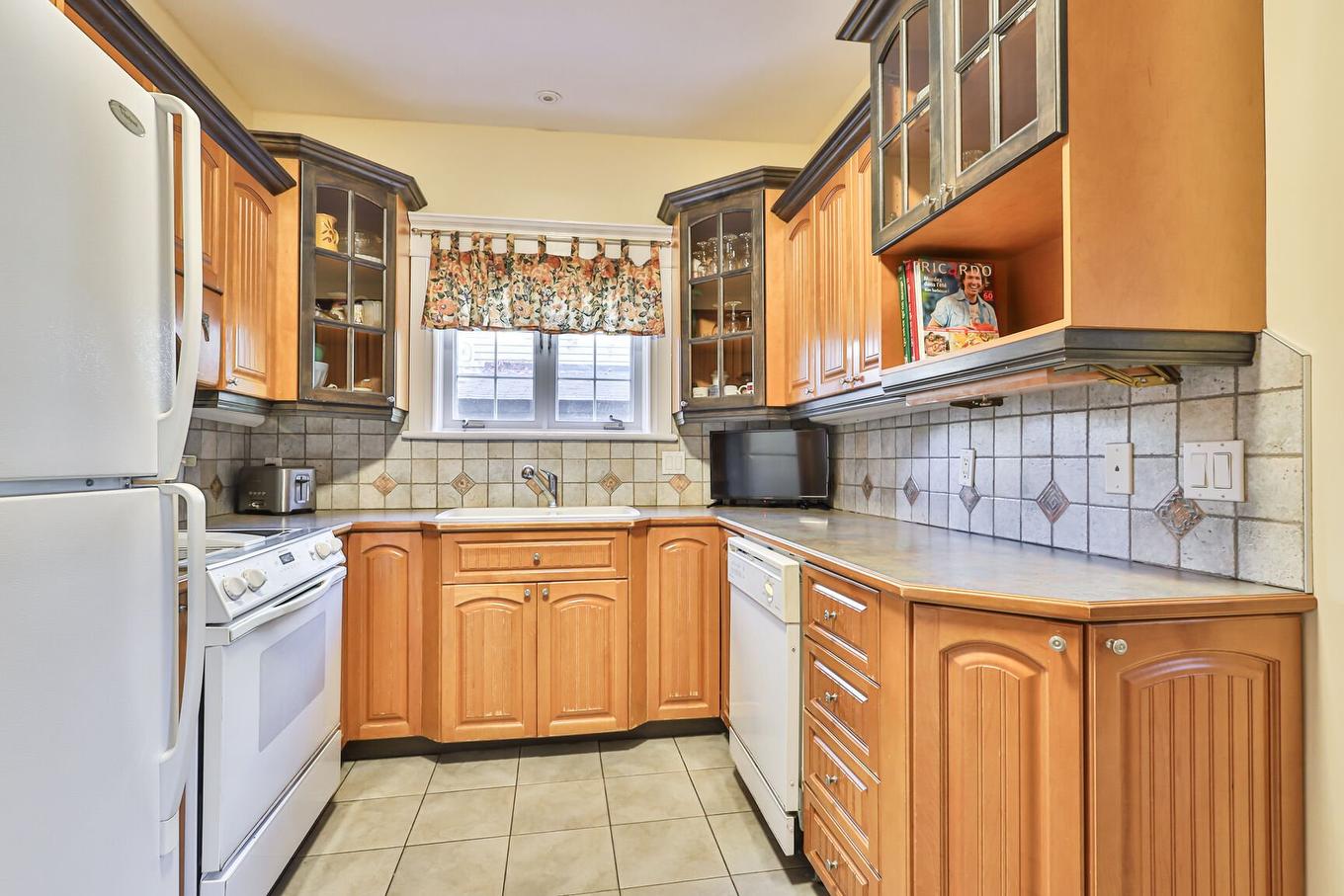 Cuisine - 10737 Av. Vianney, Montréal (Ahuntsic-Cartierville), QC - Indoor Photo Showing Kitchen