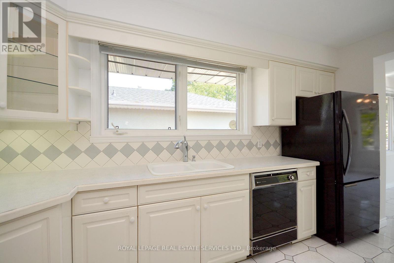 Upper - 1144 Sarta Road, Oakville, ON - Indoor Photo Showing Kitchen