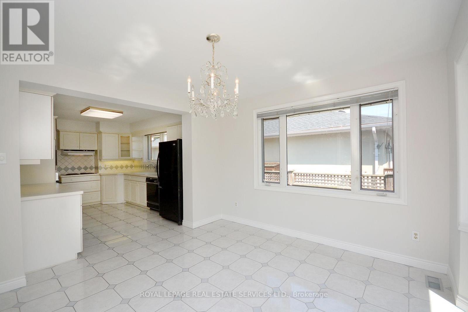 Upper - 1144 Sarta Road, Oakville, ON - Indoor Photo Showing Kitchen