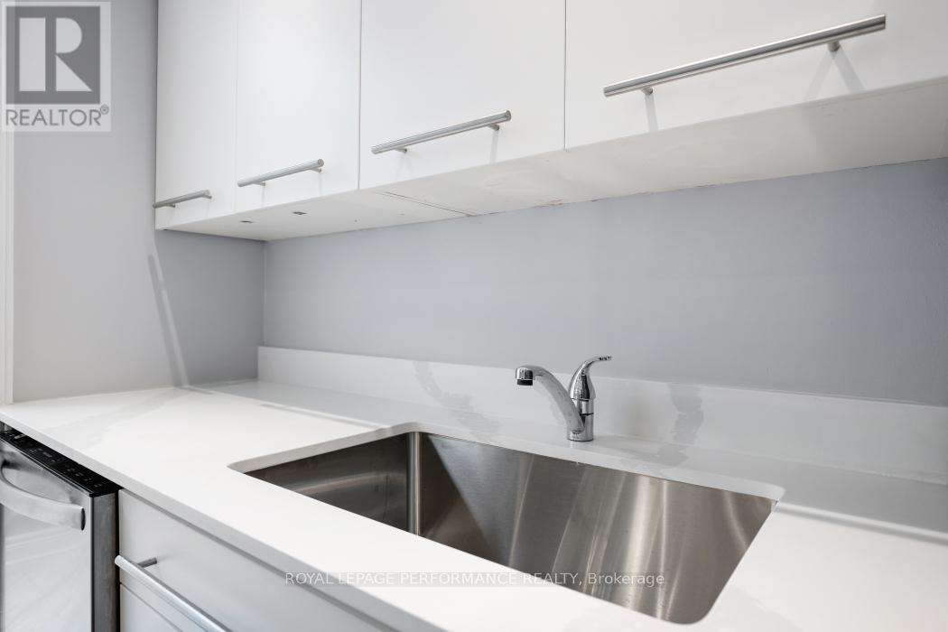 Quartz Counters - 304 - 100 Bruyere Street, Ottawa, ON - Indoor Photo Showing Kitchen