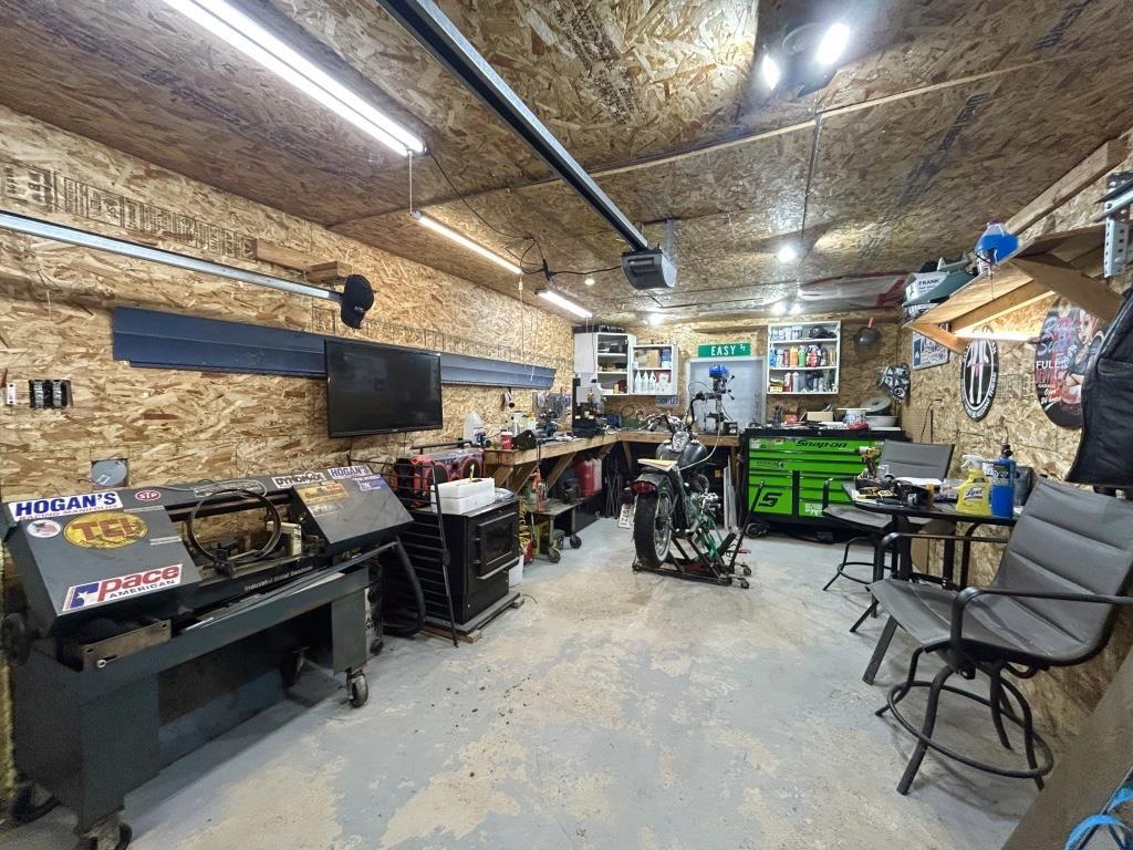 505 King'S Highway, Fort Frances, ON - Indoor Photo Showing Garage