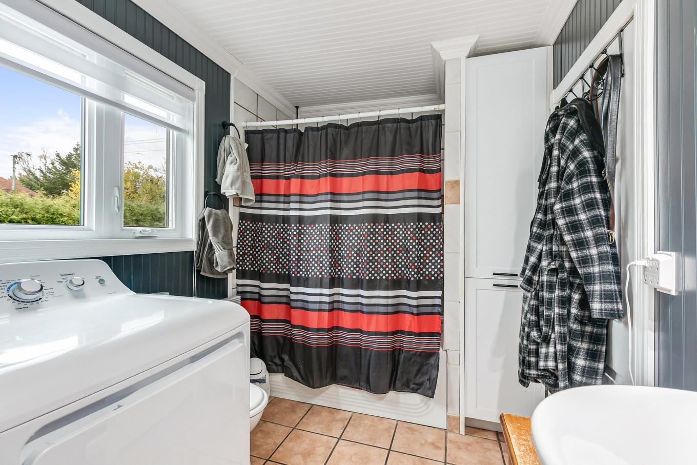 Bathroom - 1377 - 1381 Ch. De Béthanie, Béthanie, QC - Indoor Photo Showing Laundry Room
