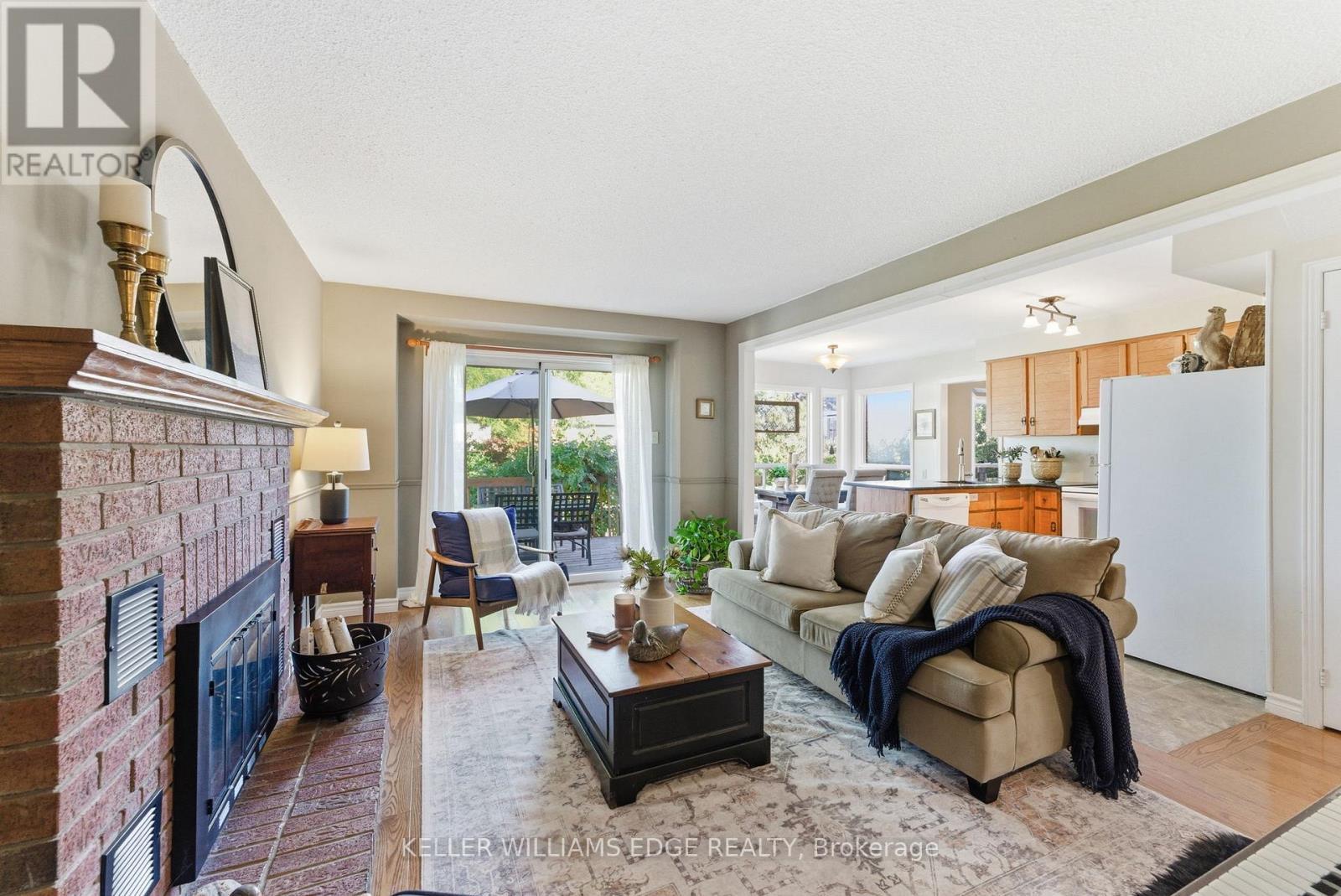 2163 Winding Way, Burlington, ON - Indoor Photo Showing Living Room With Fireplace