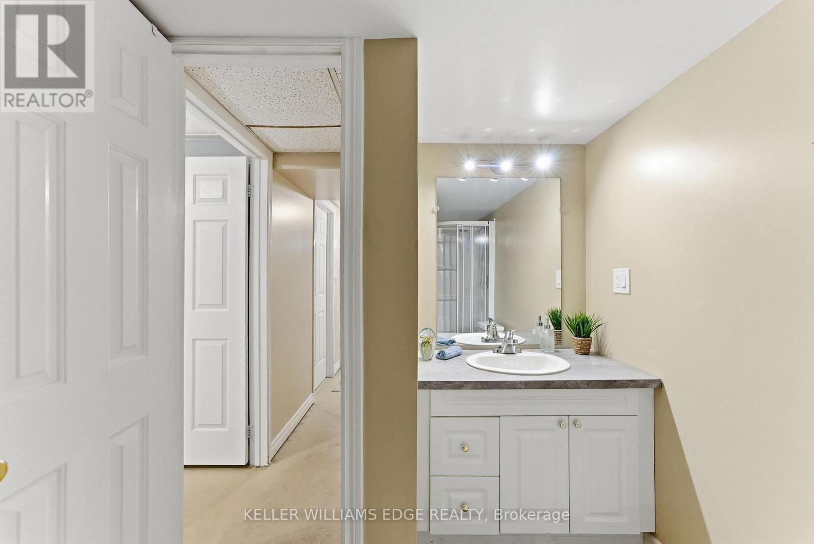 2163 Winding Way, Burlington, ON - Indoor Photo Showing Bathroom