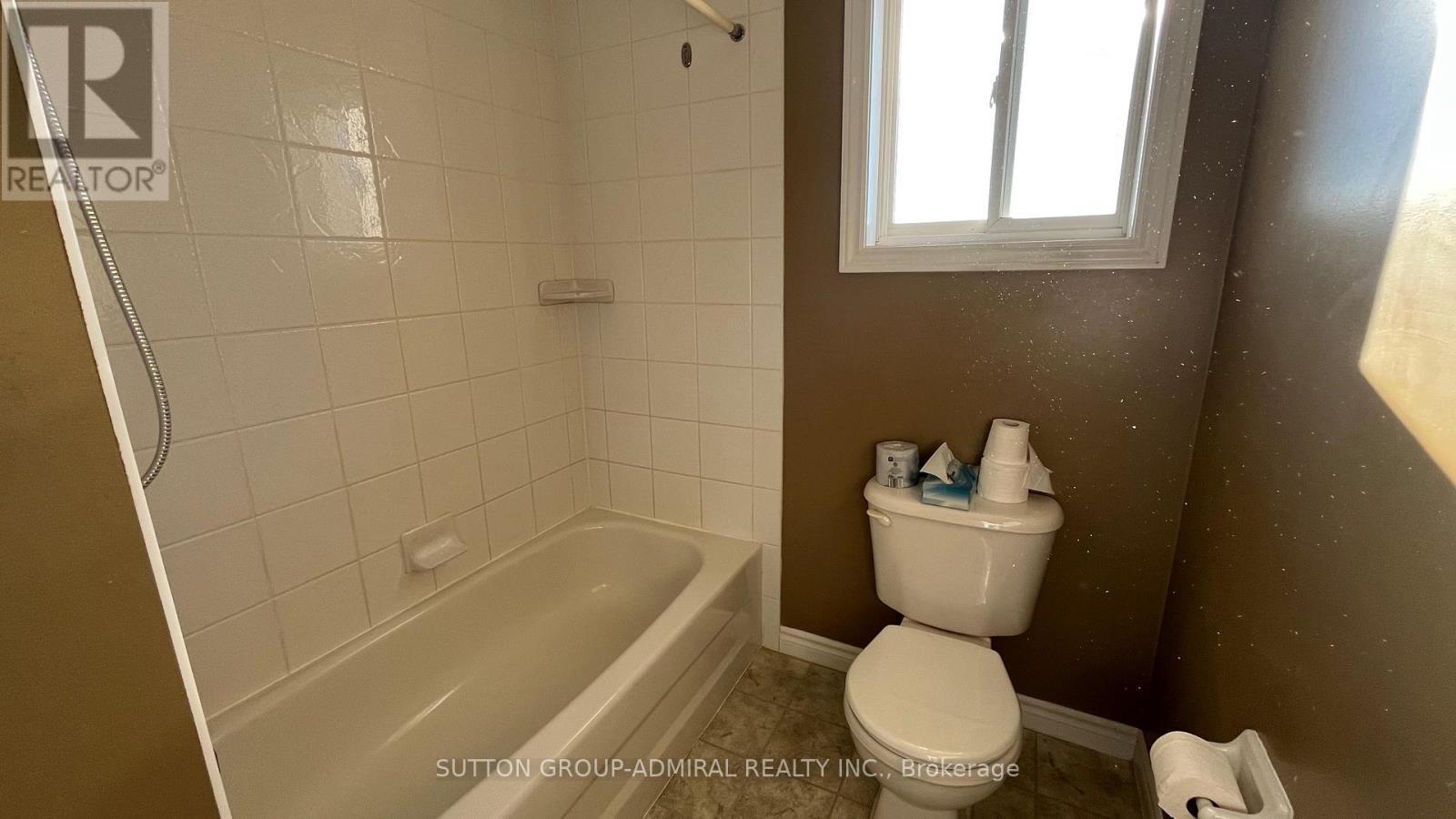 Bsm - 6 White Crescent, Barrie, ON - Indoor Photo Showing Bathroom