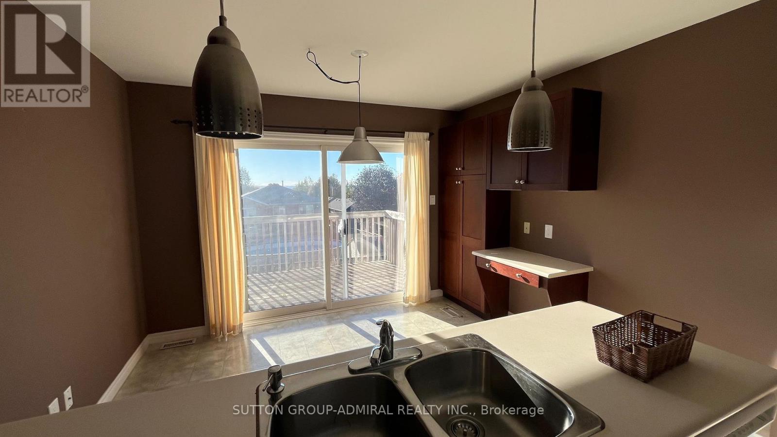 Bsm - 6 White Crescent, Barrie, ON - Indoor Photo Showing Kitchen With Double Sink