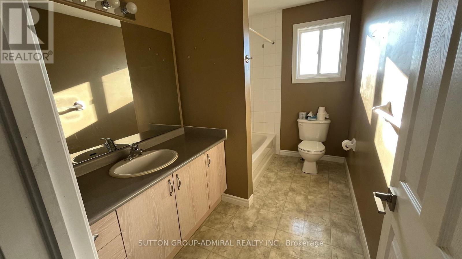 Bsm - 6 White Crescent, Barrie, ON - Indoor Photo Showing Bathroom