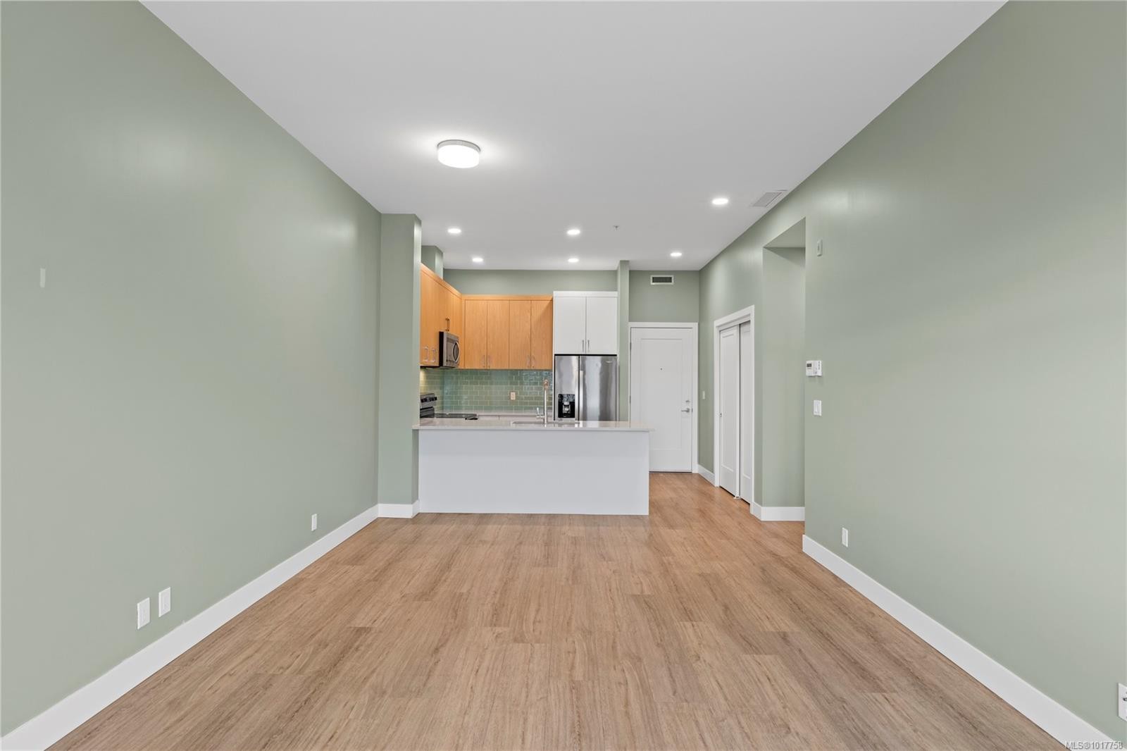 501-6540 Metral Dr, Nanaimo, BC - Indoor Photo Showing Other Room