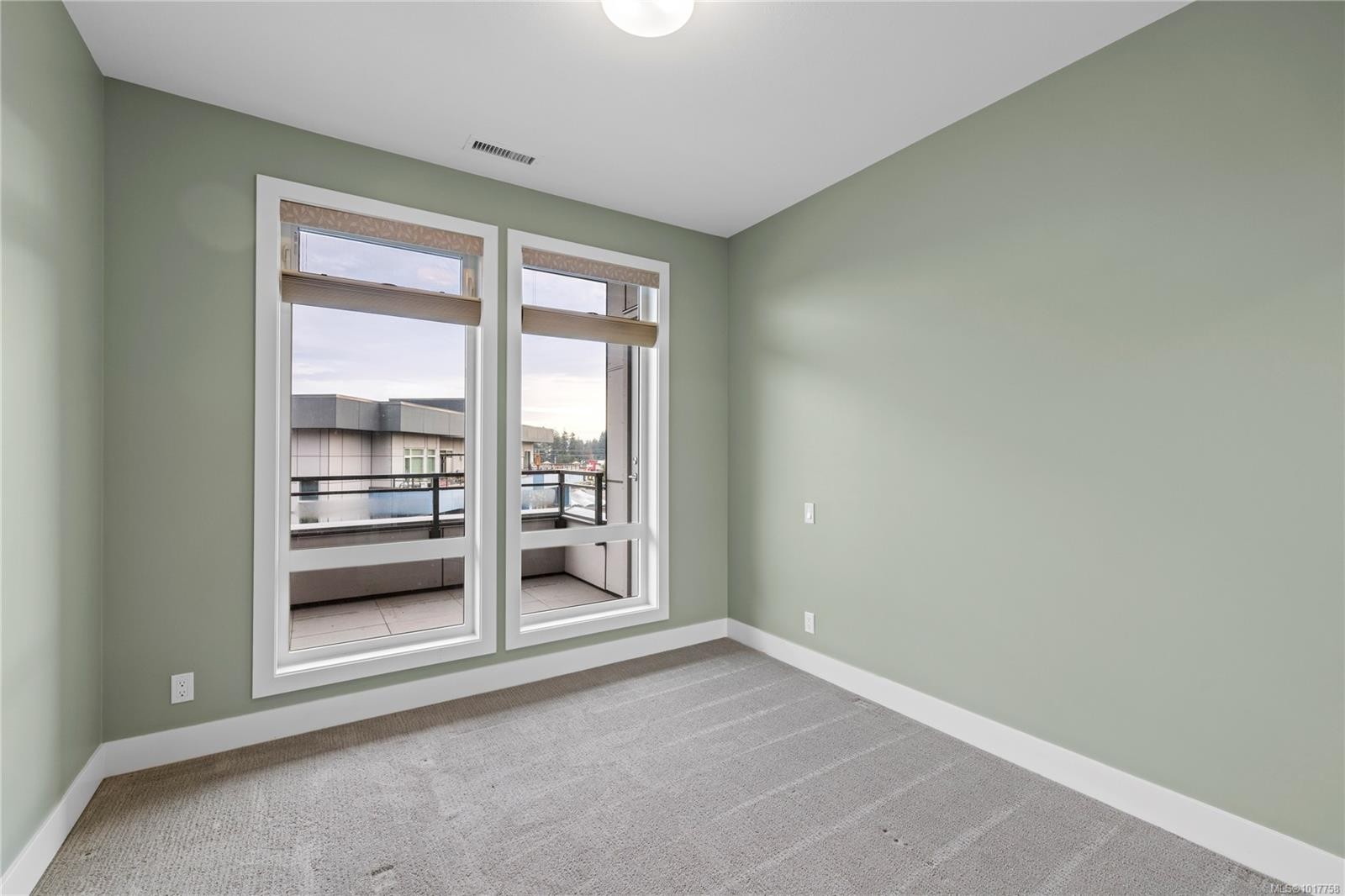 501-6540 Metral Dr, Nanaimo, BC - Indoor Photo Showing Other Room