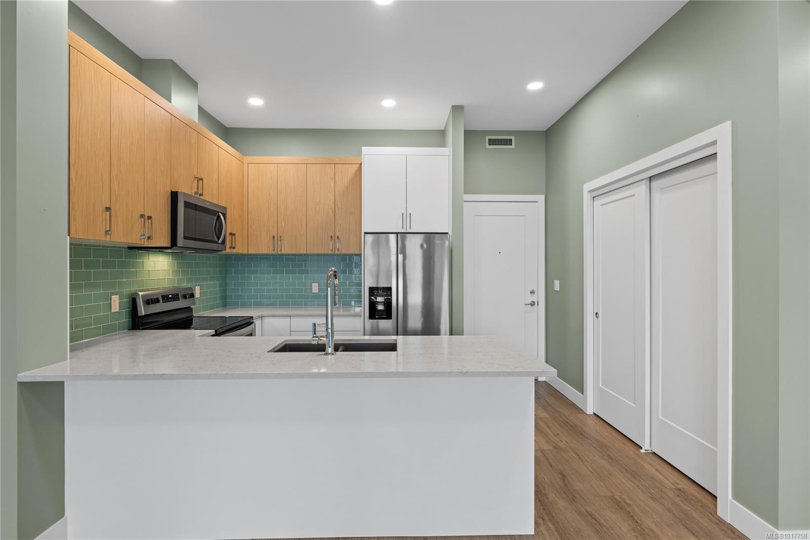 501-6540 Metral Dr, Nanaimo, BC - Indoor Photo Showing Kitchen With Upgraded Kitchen