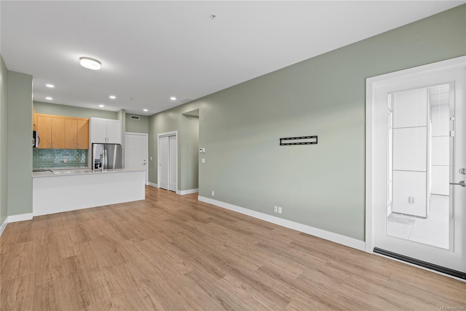 501-6540 Metral Dr, Nanaimo, BC - Indoor Photo Showing Other Room