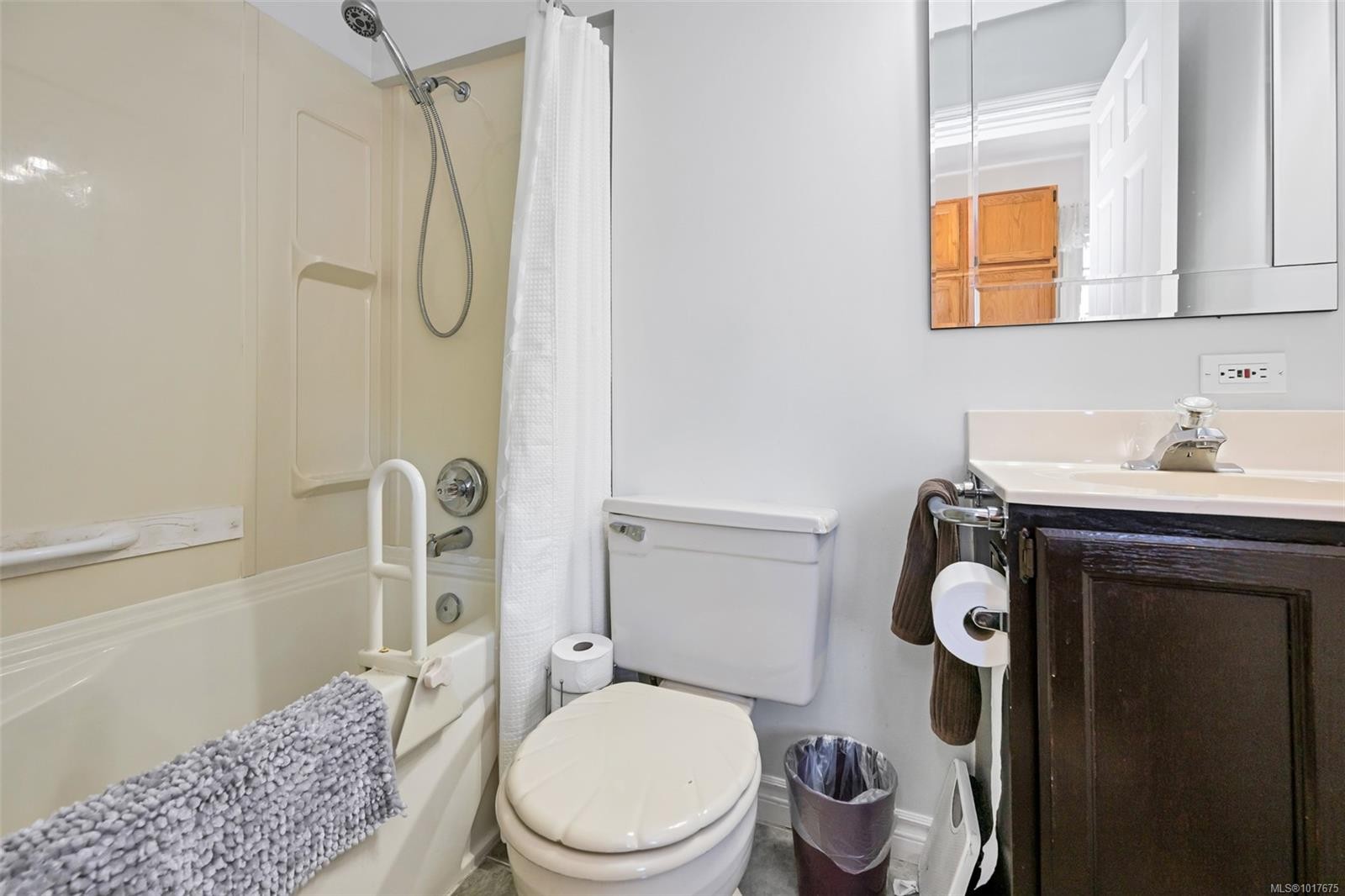 28 Cottonwood St, Lake Cowichan, BC