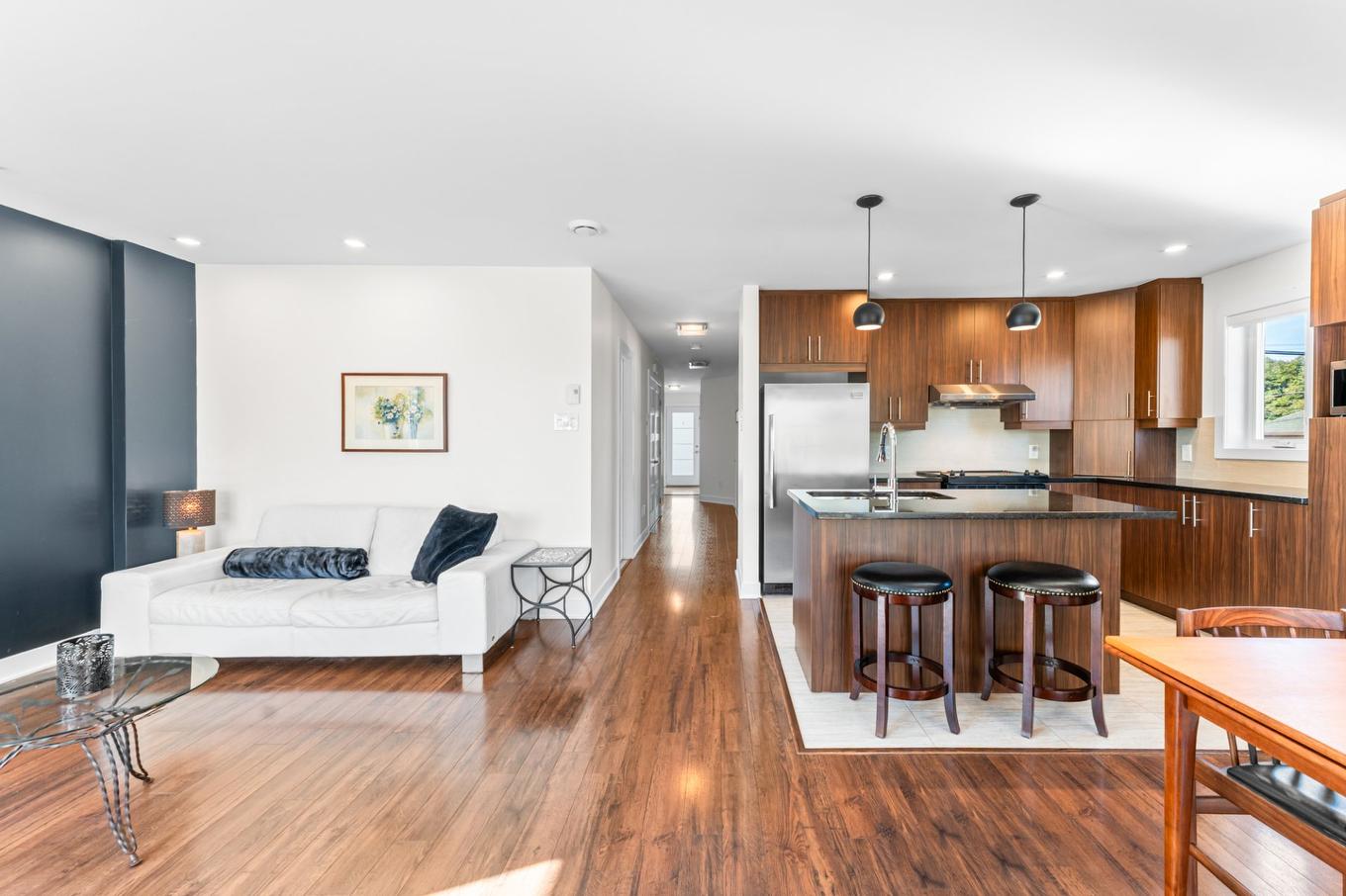 Salon - 3-354 Rue Notre-Dame, Charlemagne, QC - Indoor