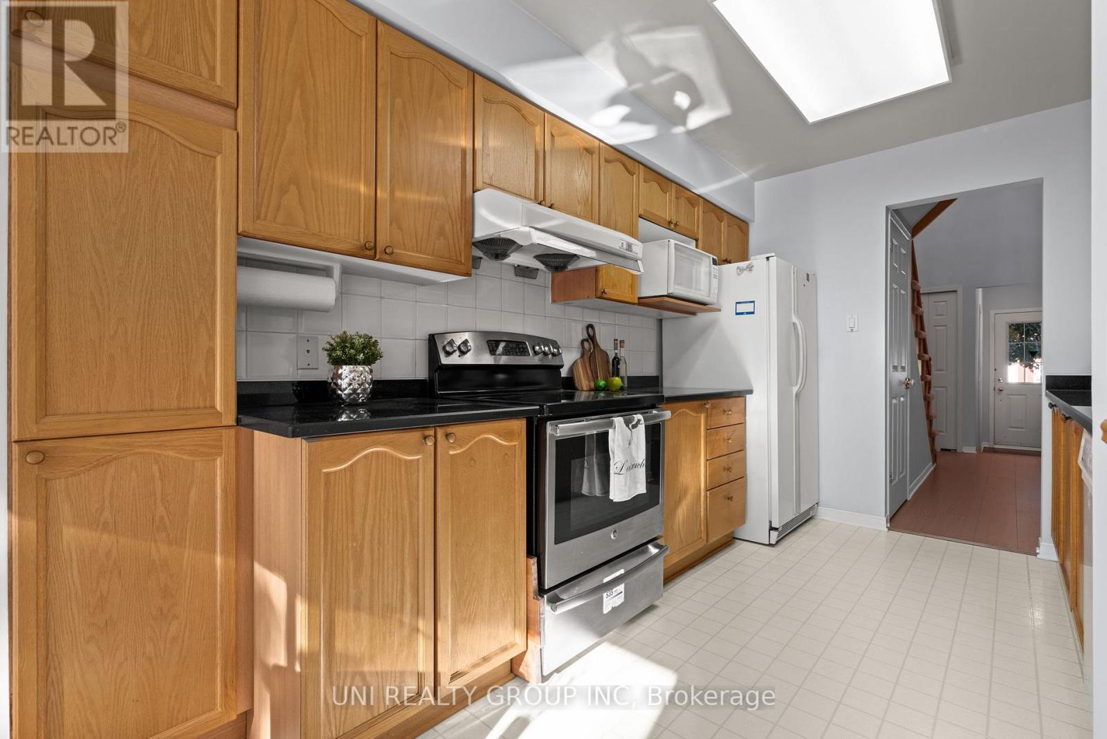 1720 Jobin Crescent, Ottawa, ON - Indoor Photo Showing Kitchen